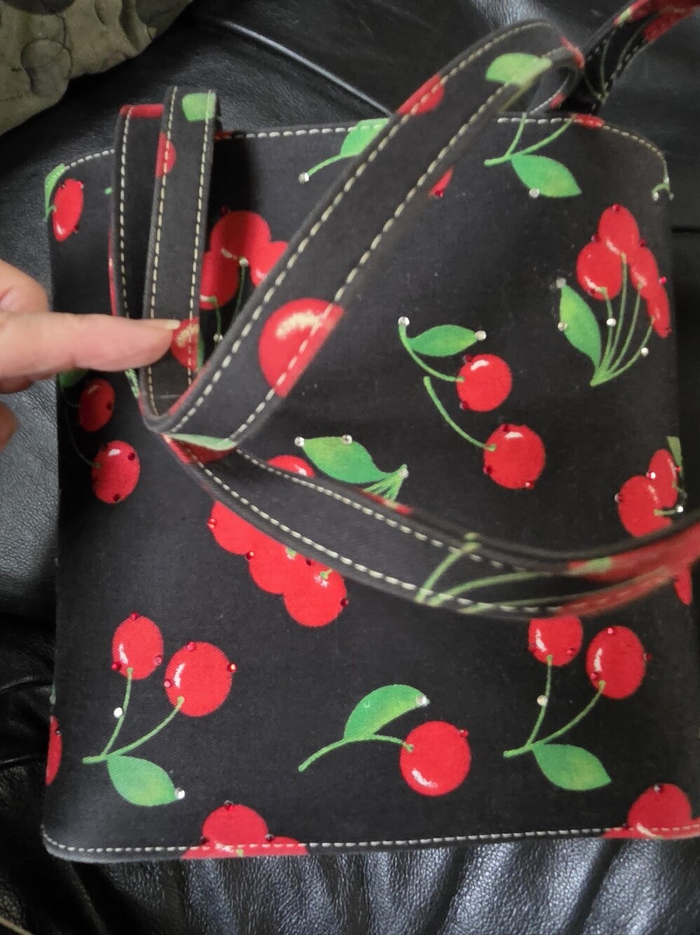 Cherry Retro Bucket Bag 9×9 NEW - Picture 3 of 7